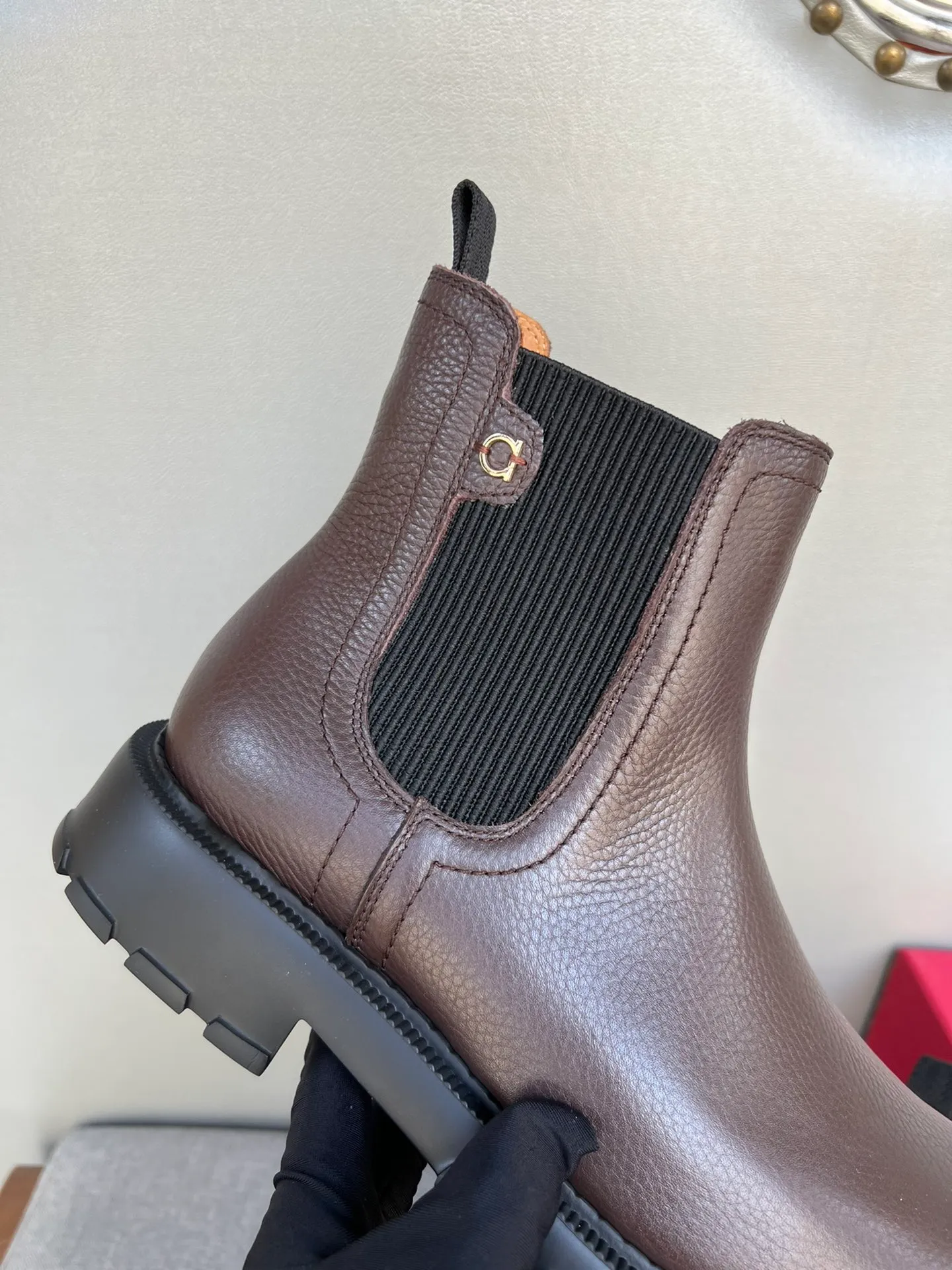 [Ferragamo] Top P: 1000💰 Number of yards: 39~44 (38.45 custom-made, non-refundable) Ferragamo winter series, original 1:1 development, casual men's short boots, original quality, exclusive new Ferragamo autumn and winter new high-top men's shoes, exquisite hand-stitching, workmanship details comparable to counters, imported calfskin upper, cowhide lining, original foam outsole.